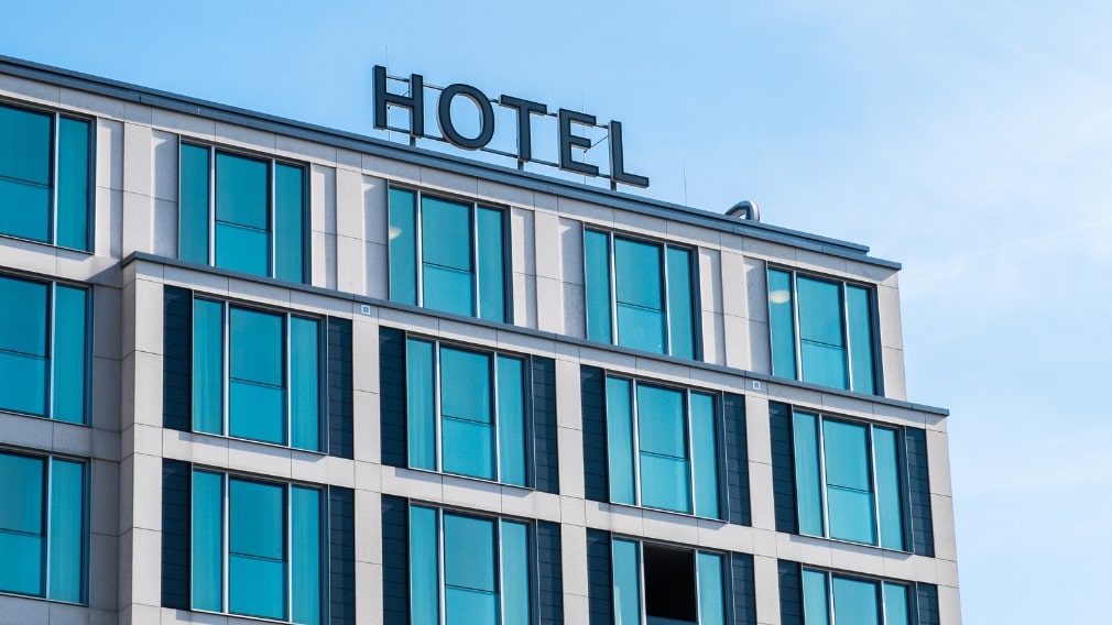 oteller için SEO ve HOTEL yazan bina görseli